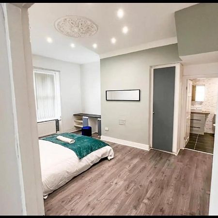 Lovely 1-Bedroom Apartment, Free Street Parking Newcastle upon Tyne Luaran gambar