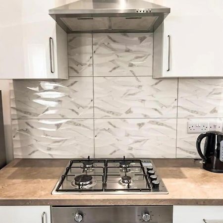 Lovely 1-Bedroom Apartment, Free Street Parking Newcastle upon Tyne Luaran gambar